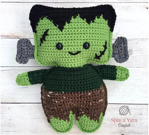 Discover the perfect crochet pattern to add a spooky touch to your home. Click to see all 30 Free Halloween Patterns!