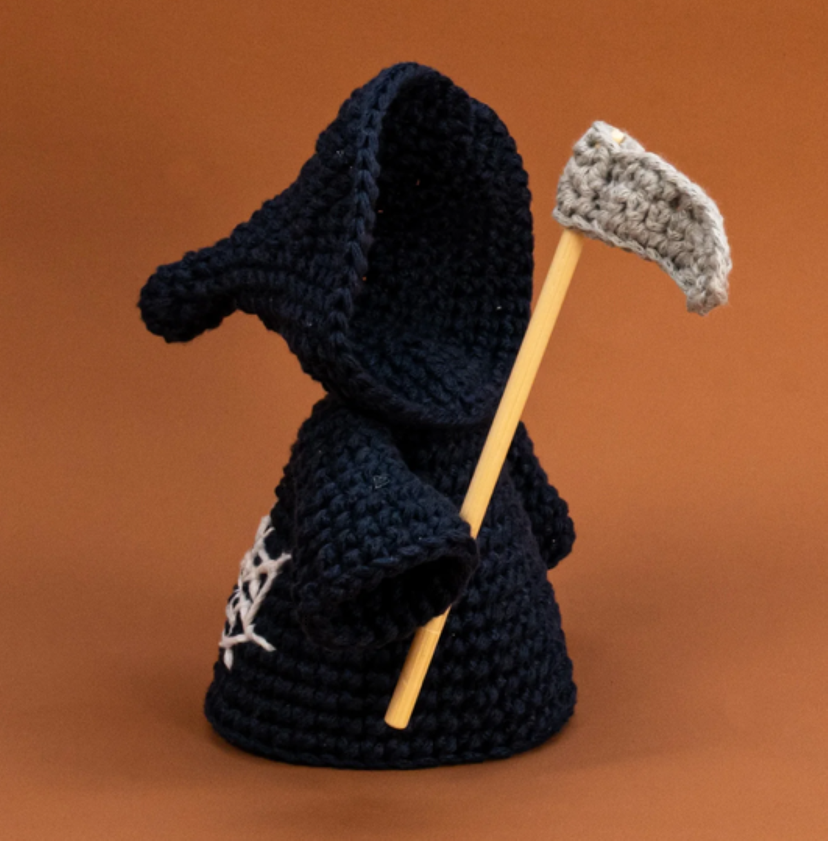 Discover 13 free Grim Reaper crochet patterns, including a spooky blanket, cute amigurumi, mini Reapers, plushies and Halloween keychain projects.