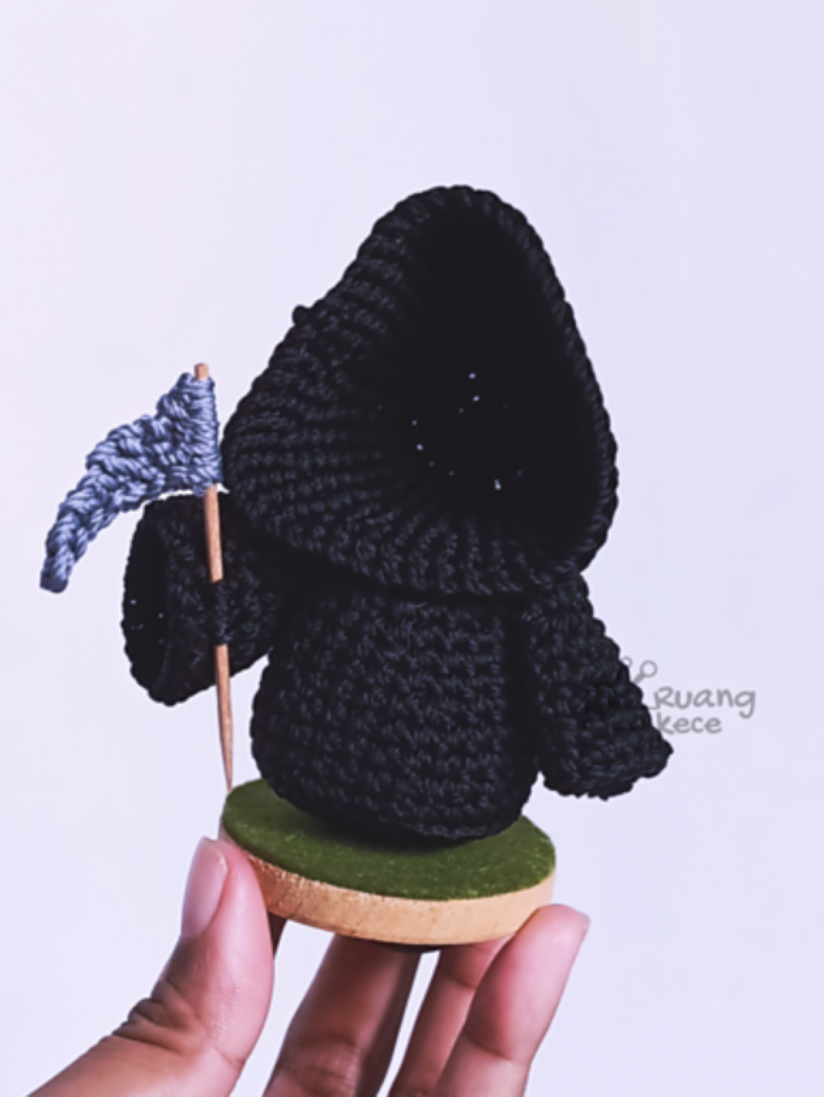 Discover 13 free Grim Reaper crochet patterns, including a spooky blanket, cute amigurumi, mini Reapers, plushies and Halloween keychain projects.