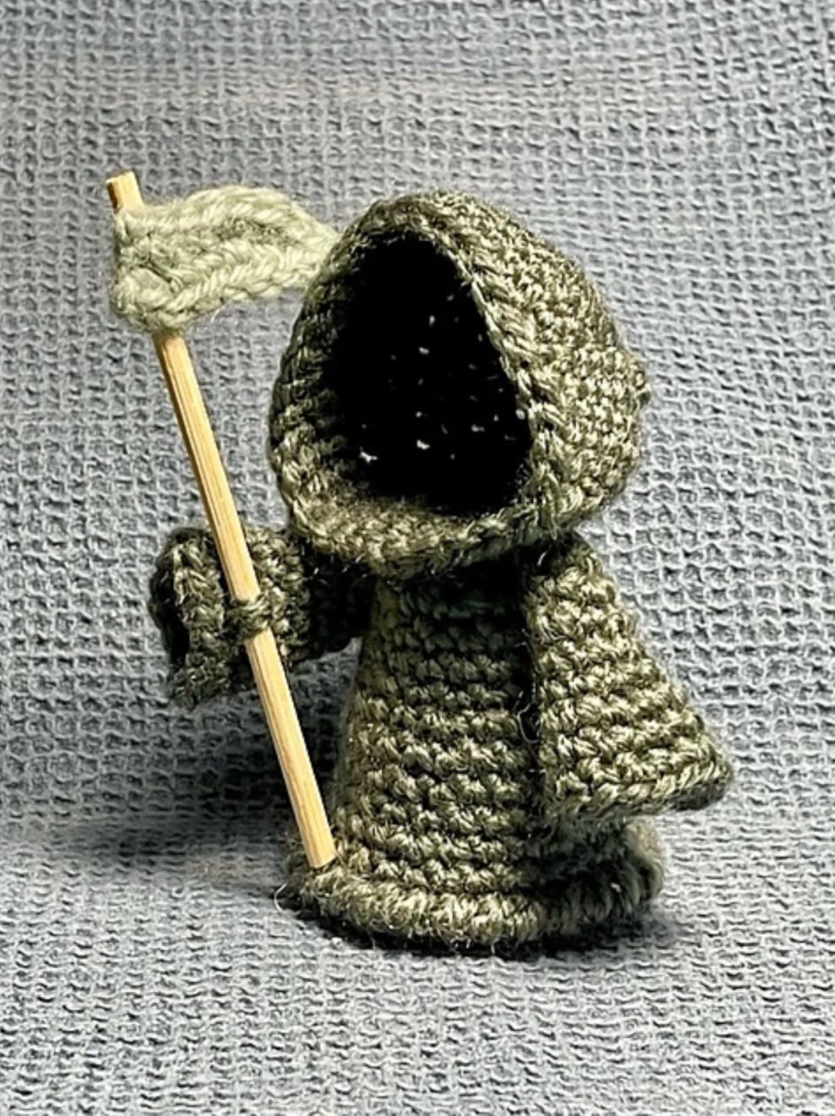 Discover 13 free Grim Reaper crochet patterns, including a spooky blanket, cute amigurumi, mini Reapers, plushies and Halloween keychain projects.